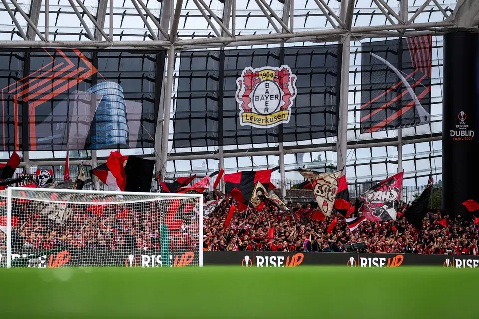 Das Bild zeigt das Stadion von Leverkusen von der Fankurve und dem Fußballtor