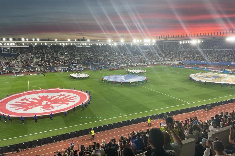Eintracht Frankfurt Europa League Helsinki, Stadion Spielfeld mit Logos der teilnehmenden Klubs und des Wettbewerbs