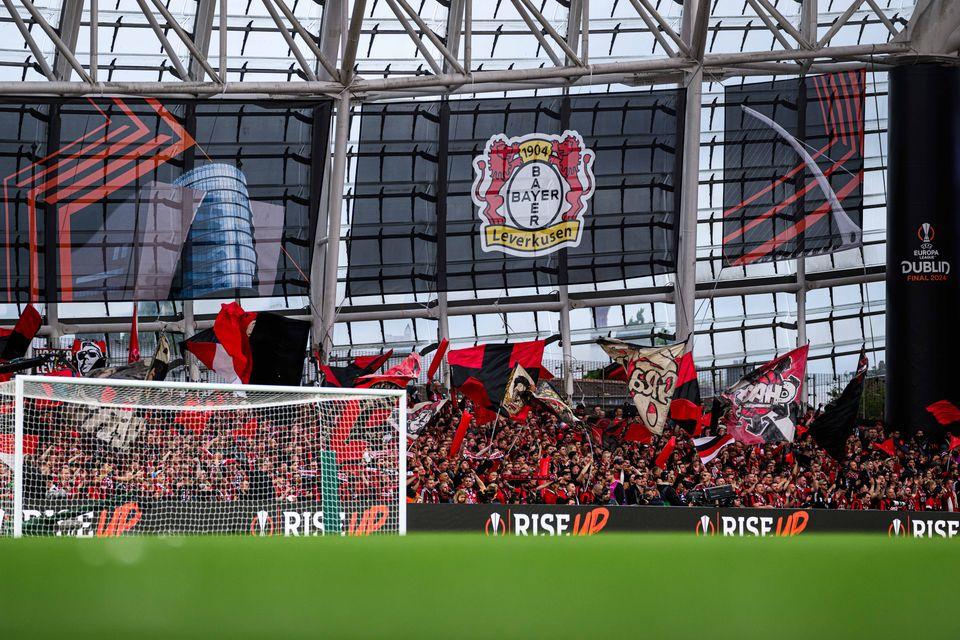 Das Bild zeigt das Stadion von Leverkusen von der Fankurve und dem Fußballtor