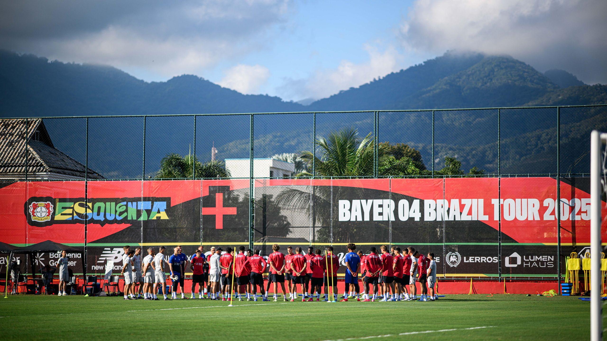 Teamfoto der Teilnehmer der Brasilien Tour 2025 & Bayer Leverkusen in Brasilien